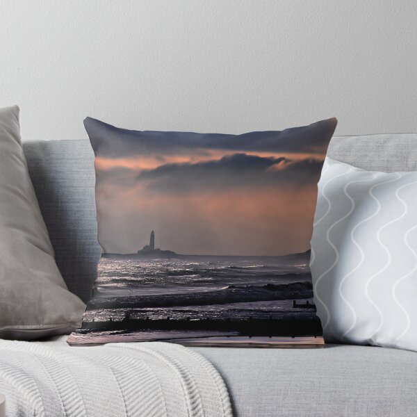 Item preview,  justo al norte de Whitley Bay en la costa del noreste de Inglaterra. La pequeña isla rocosa de las mareas está unida al continente por una pequeña calzada de hormigón que está sumergida en períodos de marea alta, pero es fácilmente accesible cuando la ma designed and sold by FXST.