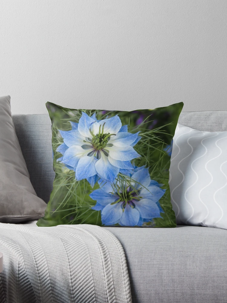Aperçu 1 sur 4. Coussin avec l'œuvre Azul créée et vendue par dropsofjupiter.