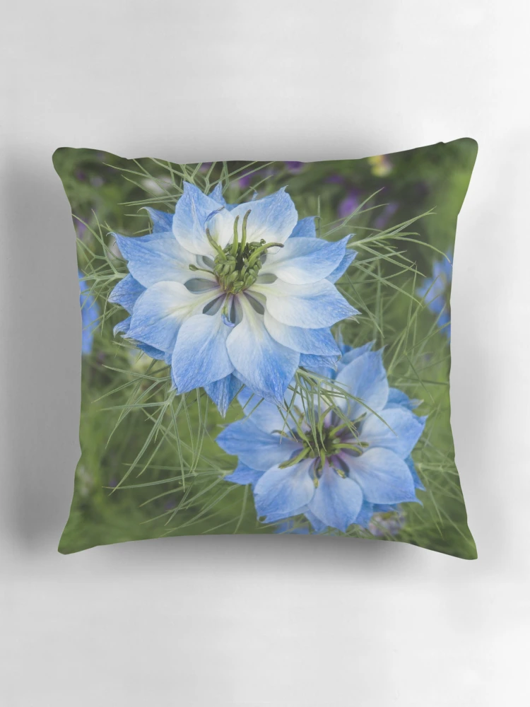 Aperçu 3 sur 4. Coussin avec l'œuvre Azul créée et vendue par dropsofjupiter.