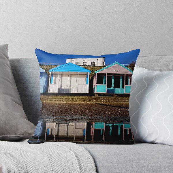 Artikelvorschau, Beach huts reflected. entworfen und verkauft von Karen Betts.