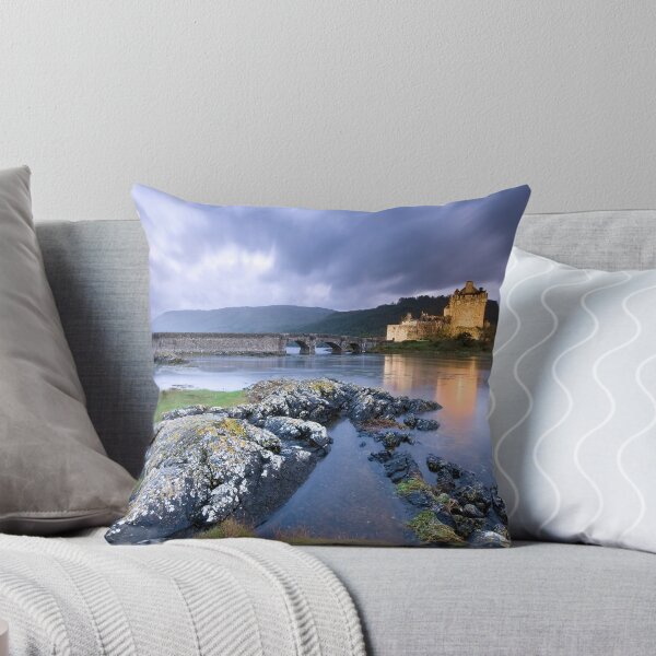 Aperçu de l'œuvre Eilean Donan Castle: Passing Showers créée et vendue par Angie Latham.