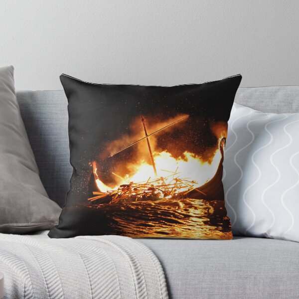 wave rocking dragon Throw Pillow