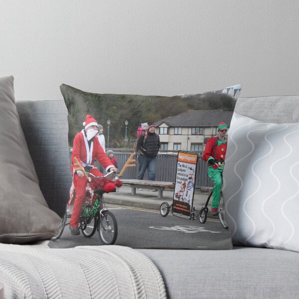 Artikelvorschau, I thought Santa used Reindeers not bikes. Must lay off the whisky as I'm hallucinating. entworfen und verkauft von Poverty.