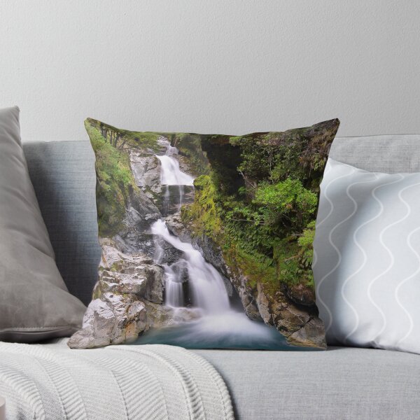 Artikelvorschau, Waterfall on the way to Milford Sound entworfen und verkauft von Alex Stojan.