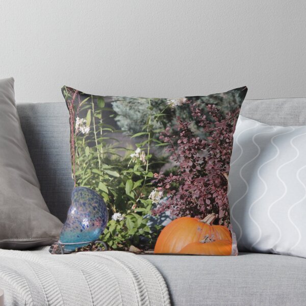 Artikelvorschau, Best Time of Year to Show Off Your Fall Garden entworfen und verkauft von Brenda Roy.