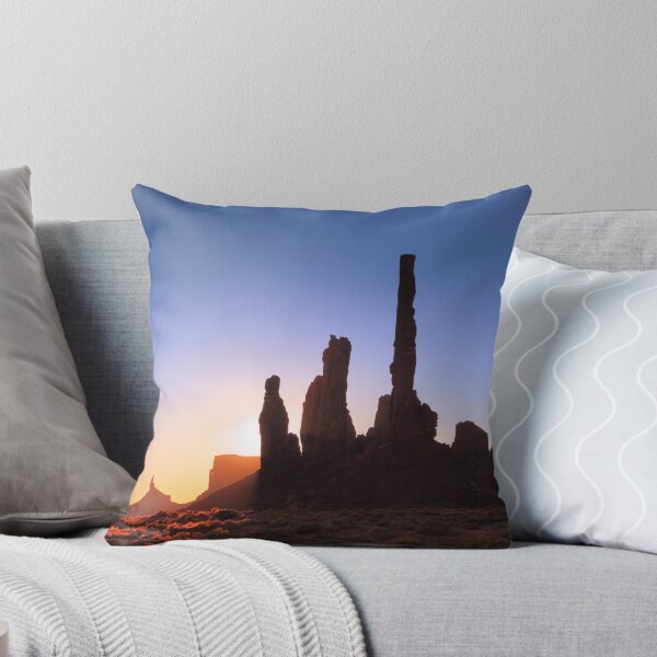 Aperçu de l'œuvre Sunrise in Monument Valley créée et vendue par Roupen BAKER.