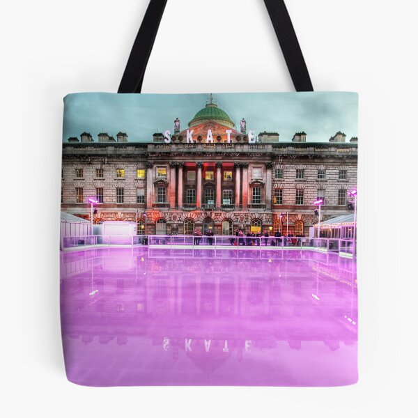 Artikelvorschau,  London. Rosa beleuchtetes Eis mit blaugrünem Himmel. Bild ist ohne die Skater. Große Buchstaben SKATE oben auf dem Gebäude entworfen und verkauft von Jasna.
