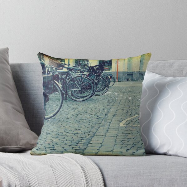 Aperçu de l'œuvre Retro Bikes créée et vendue par AlisonJohnson.