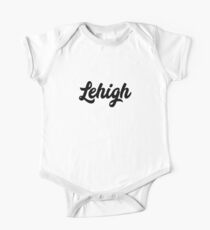 Lehigh Script Kurzärmeliger Einteiler