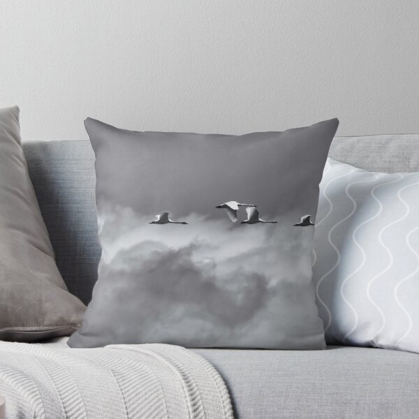 Artikelvorschau, Swans Flying With The Storm entworfen und verkauft von Thomasyoung.