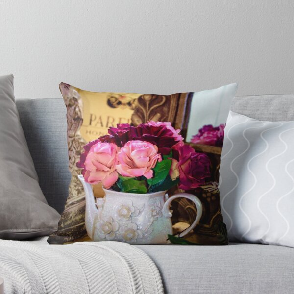 Artikelvorschau, ANTIQUE TEAPOT WITH FLOWERS entworfen und verkauft von Pauline Evans.