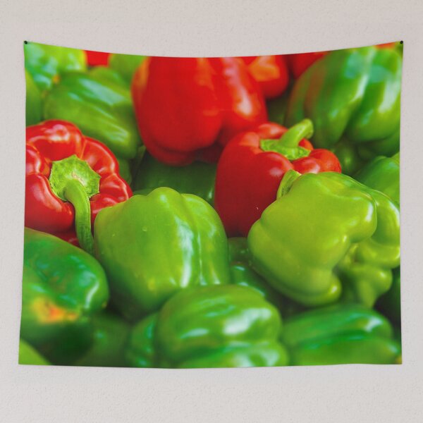 Aperçu de l'œuvre Green and Red Bell Peppers Tilt Shift créée et vendue par PhotosByTrish.