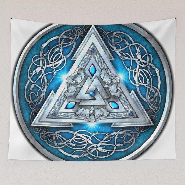 Aperçu de l'œuvre Bouclier nordique Valknut Triskele en argent et bleu marine créée et vendue par Naumaddic Arts.