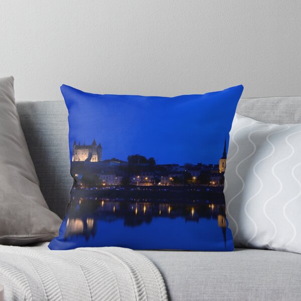 Artikelvorschau, Panorama von Saumur nachts, Frankreich. entworfen und verkauft von DesignAstur.