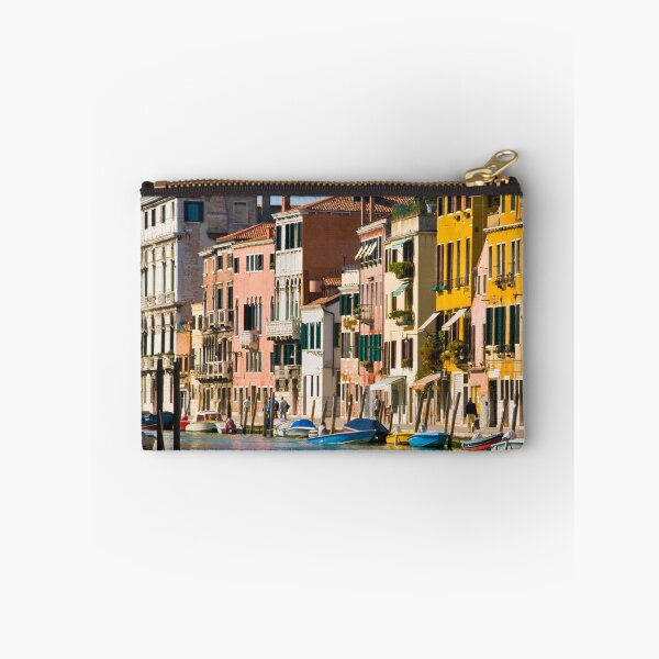 Artikelvorschau, Italien ist nicht nur für seine Wasserstraßen bekannt, sondern die Gebäude sind auch sofort erkennbar. Wenn die Sonne scheint, wird immer die Farbe des Wassers und der Gebäude hervorgehoben.
Ich frage mich manchmal, wie etwas so Hochschweiniges so total entworfen und verkauft von Sheila Laurens.