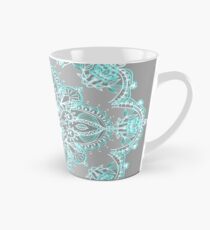 Taza cónica Teal y Aqua Lace Mandala en gris