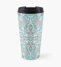 Taza de viaje Teal y Aqua Lace Mandala en gris