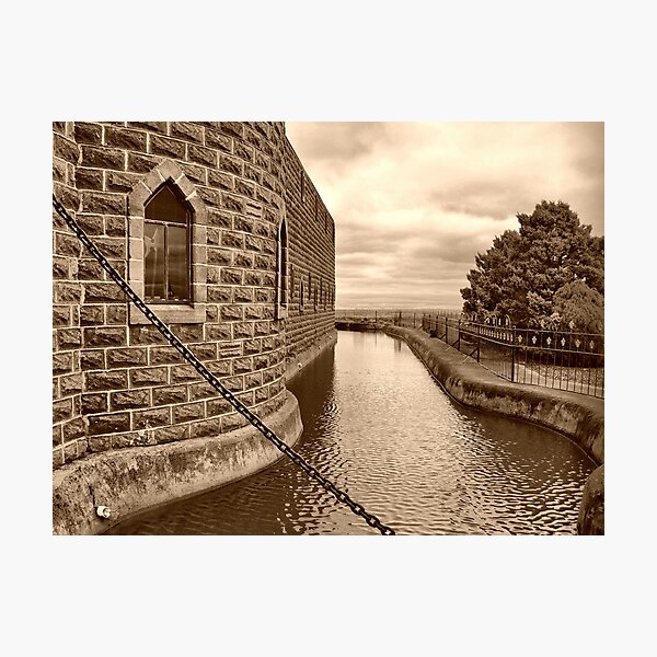 Aperçu de l'œuvre The Castle Moat créée et vendue par Clive.