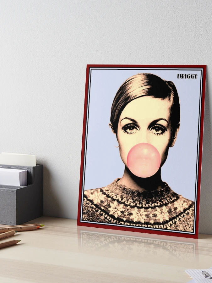 TWIGGY : Vintage 1965 Blowing Bubble Print