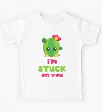 Grüner Kaktus mit rosa Blüten, ich bin auf dich stecken Kinder T-Shirt