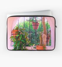 Topfpflanzen hinter Gittern auf der Veranda Laptoptasche