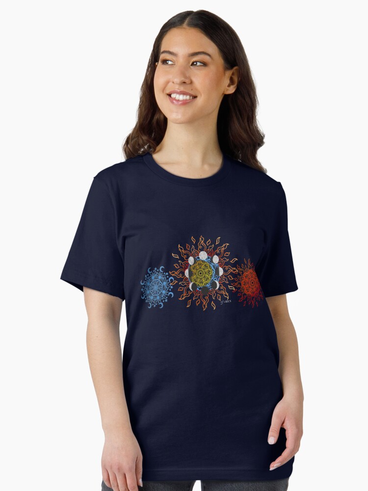 Imagen 2 de 7, Camiseta esencial con la obra Mandala sol y luna, diseñada y vendida por Yruslex.
