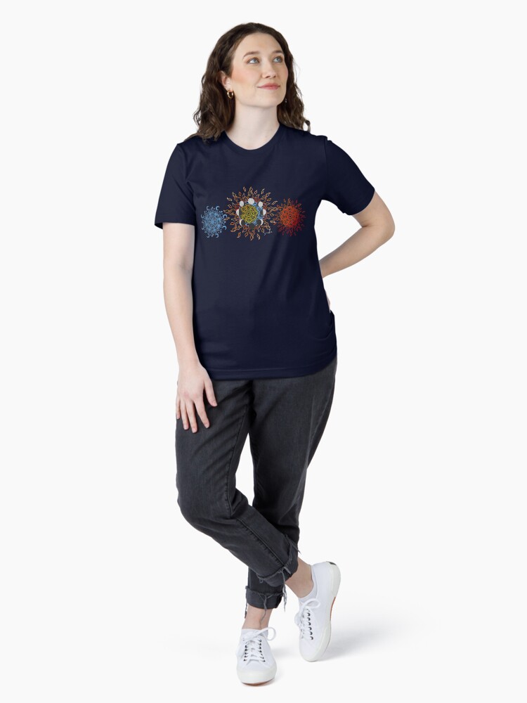 Imagen 4 de 7, Camiseta esencial con la obra Mandala sol y luna, diseñada y vendida por Yruslex.
