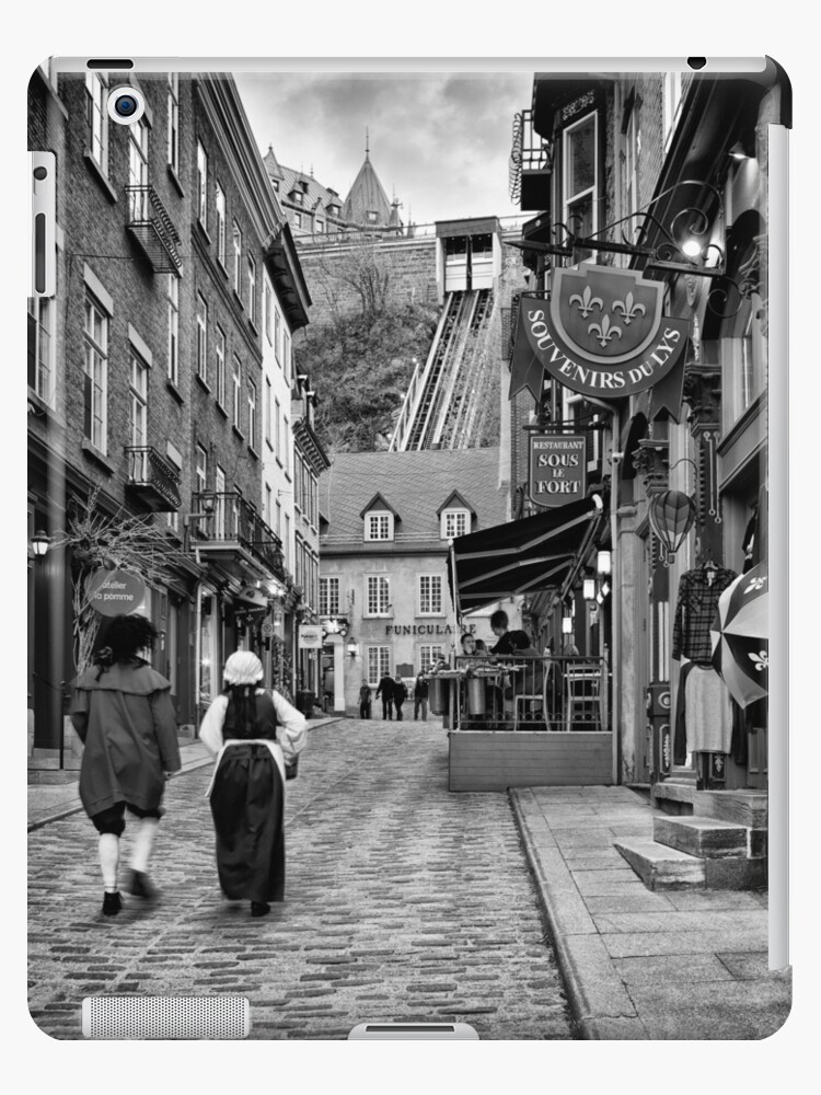 iPad-Hülle & Skin for Sale mit Zwei Personen kleideten in den  mittelalterlichen Kostümen an, die herauf die Straße Rue Sous Le Fort im alten  Quebec City Schwarzweiss-Kunstdruck gehen von AwenArtPrints