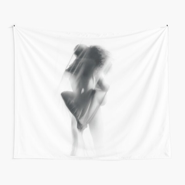 Aperçu de l'œuvre Couple nu sensuel faisant l'amour dans l'impression de brume blanc brillant créée et vendue par AwenArtPrints.