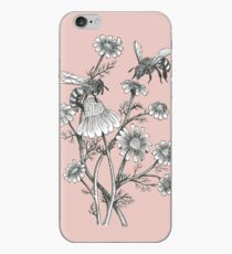 Bienen und Kamille auf staubigem rosa Hintergrund iPhone-Hülle & Cover