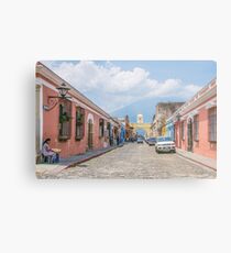 Eine Straße in der Altstadt von Antigua, Guatemala Metallbild