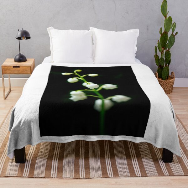 Aperçu de l'œuvre muguet blanc sur fond noir créée et vendue par olena2552.