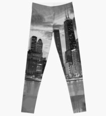 Chicago skyline in black and white Leggings
