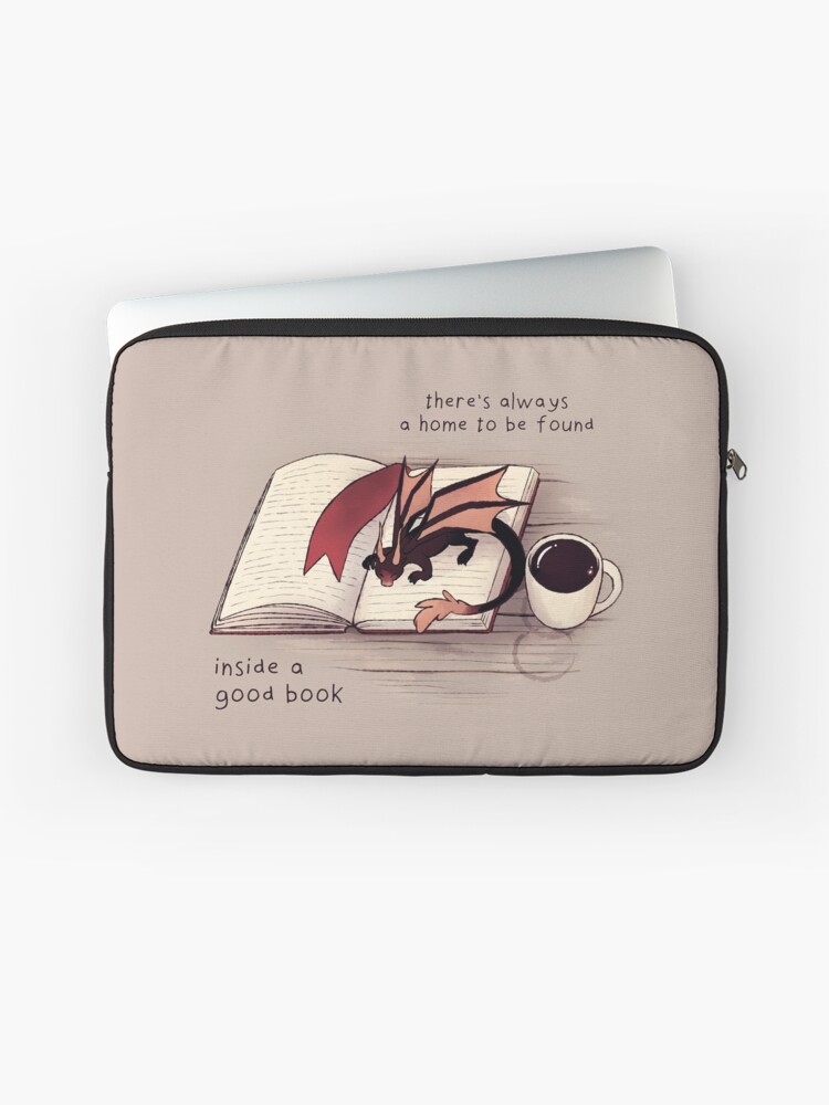 Thumbnail 1 von 2, Laptoptasche, "In einem guten Buch ist immer ein Zuhause zu finden" Dragon designt und verkauft von thelatestkate.