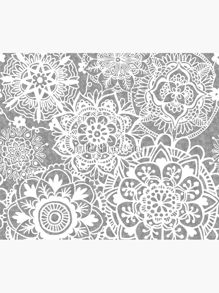 Weiches graues Mandala-Muster von julieerindesign