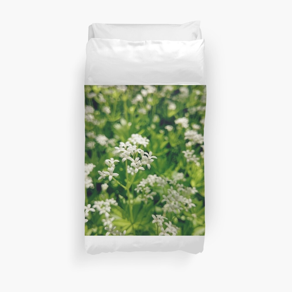 Zarte Waldmeister-Blüte Bettbezug