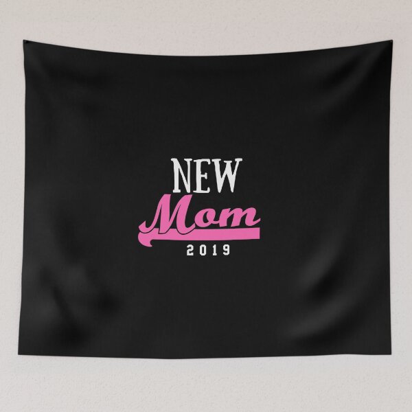 Artikelvorschau, Grafisches Geschenk der niedlichen neuen Mutter 2019 der Frauen - Ankündigung der neuen Mutter entworfen und verkauft von DNH Threads.