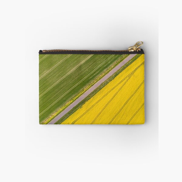 Aperçu de l'œuvre Vue aérienne du champ de colza jaune et du maïs vert directement d'en haut créée et vendue par Lukasz Szczepanski.