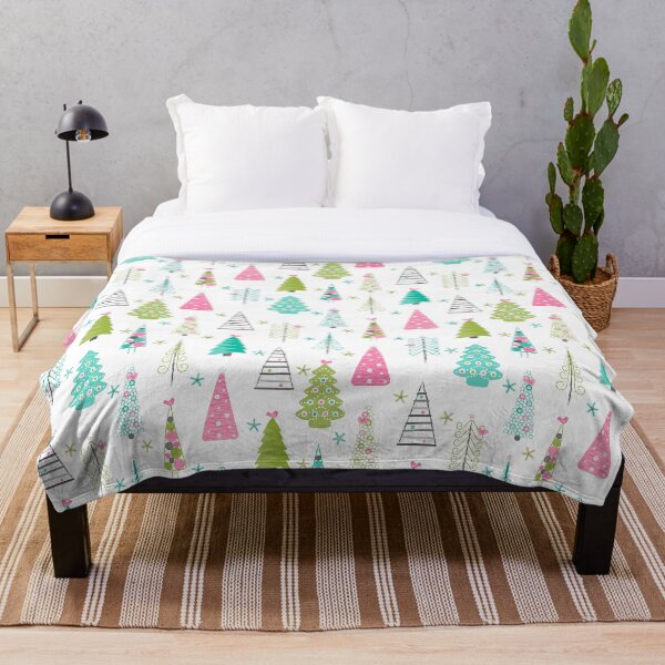 Artikelvorschau, Schwedisches minimalistisches Weihnachtsbäume-Muster - modernes Rosa und Blau entworfen und verkauft von WickedRefined - Nicole Demereckis.