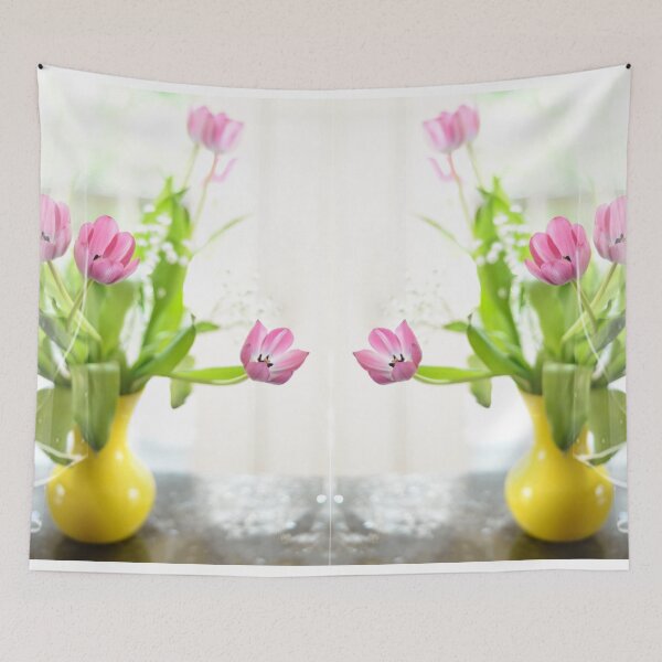 Aperçu de l'œuvre Pink Tulips In Yellow Vase créée et vendue par Lois Bryan.