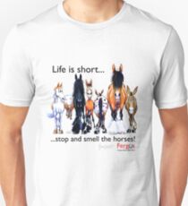 Kopie von Fergus the Horse: Das Leben ist kurz ... Stoppe und rieche die Pferde (schwarze Schrift) Slim Fit T-Shirt