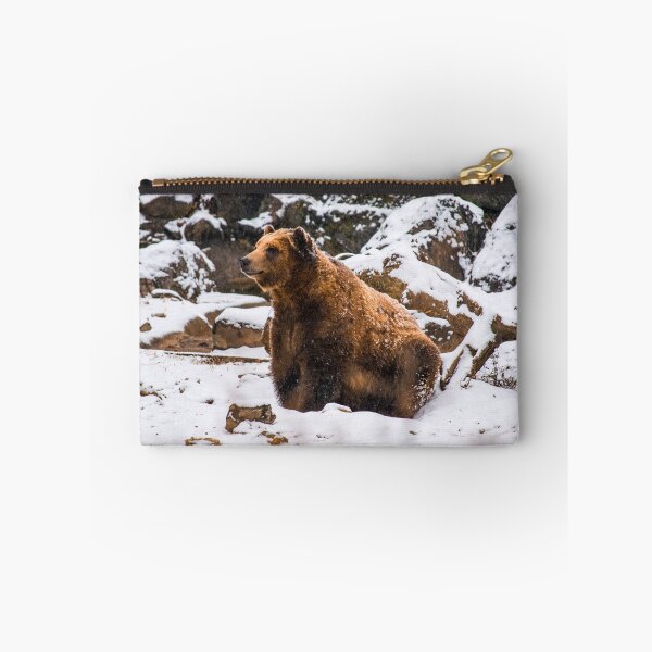 Artikelvorschau, Brauner Grizzlybär im Schnee entworfen und verkauft von bittervictory.