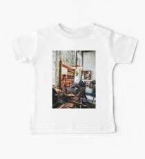 Kleine Drehmaschine in der Werkstatt Baby T-Shirt
