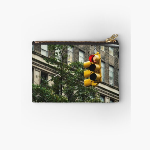 Artikelvorschau, Rotes Licht an einer Straßenecke entworfen und verkauft von bittervictory.