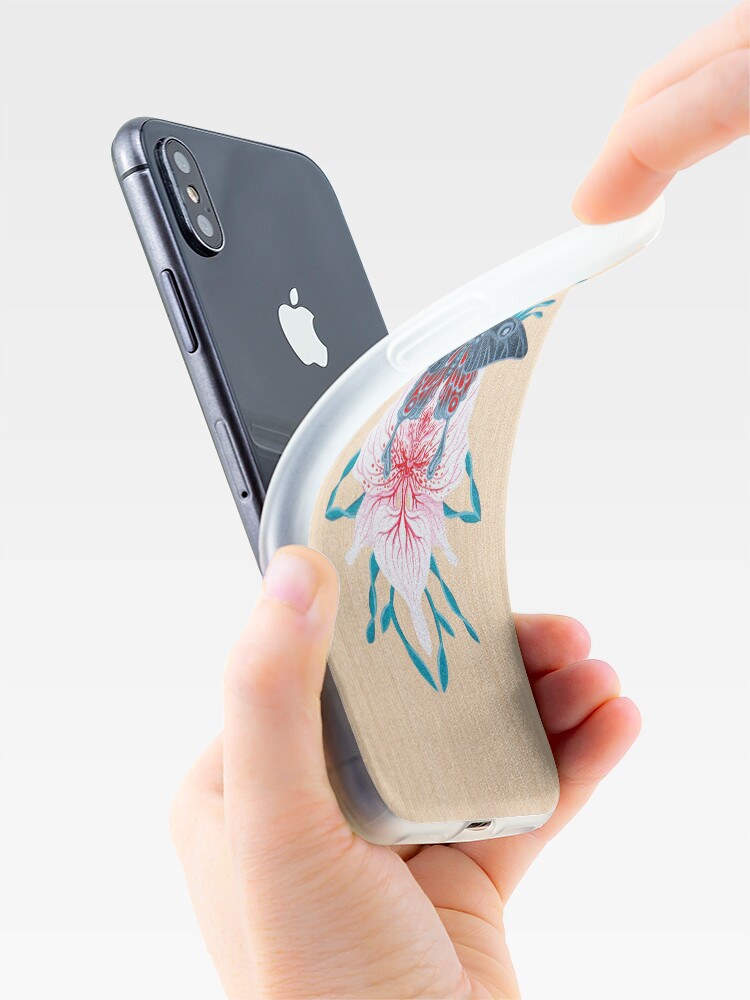 Vista alternativa de Funda y vinilo para iPhone Pintura de tatuaje de orquídea mariposa en madera