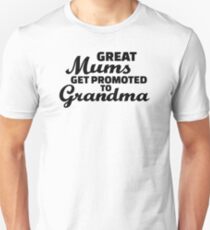 Große Mütter werden zu Oma befördert Slim Fit T-Shirt