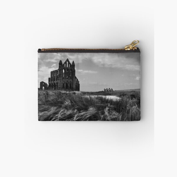 Item preview,  Whitby Abbey es un lugar misterioso incluso durante el día. Blanco y negro con el viento azotando las hierbas sería un excelente póster o lienzo

Todo el trabajo es © Brian Avery designed and sold by FXST.