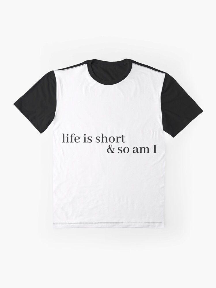 Imagen 4 de 5, Camiseta gráfica con la obra la vida es corta y yo también, diseñada y vendida por LeighAnne64.