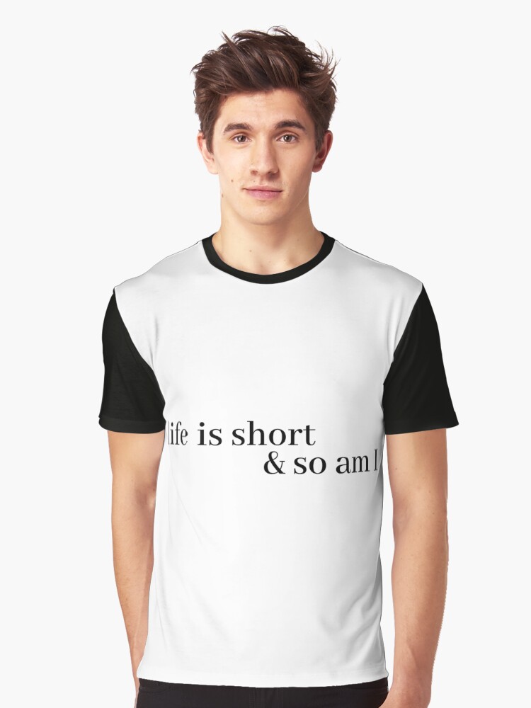 Imagen 1 de 5, Camiseta gráfica con la obra la vida es corta y yo también, diseñada y vendida por LeighAnne64.