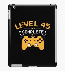 Gamer Shirt Level 45 Complete Gaming Birthday Gift Tee iPad-Hülle & Klebefolie